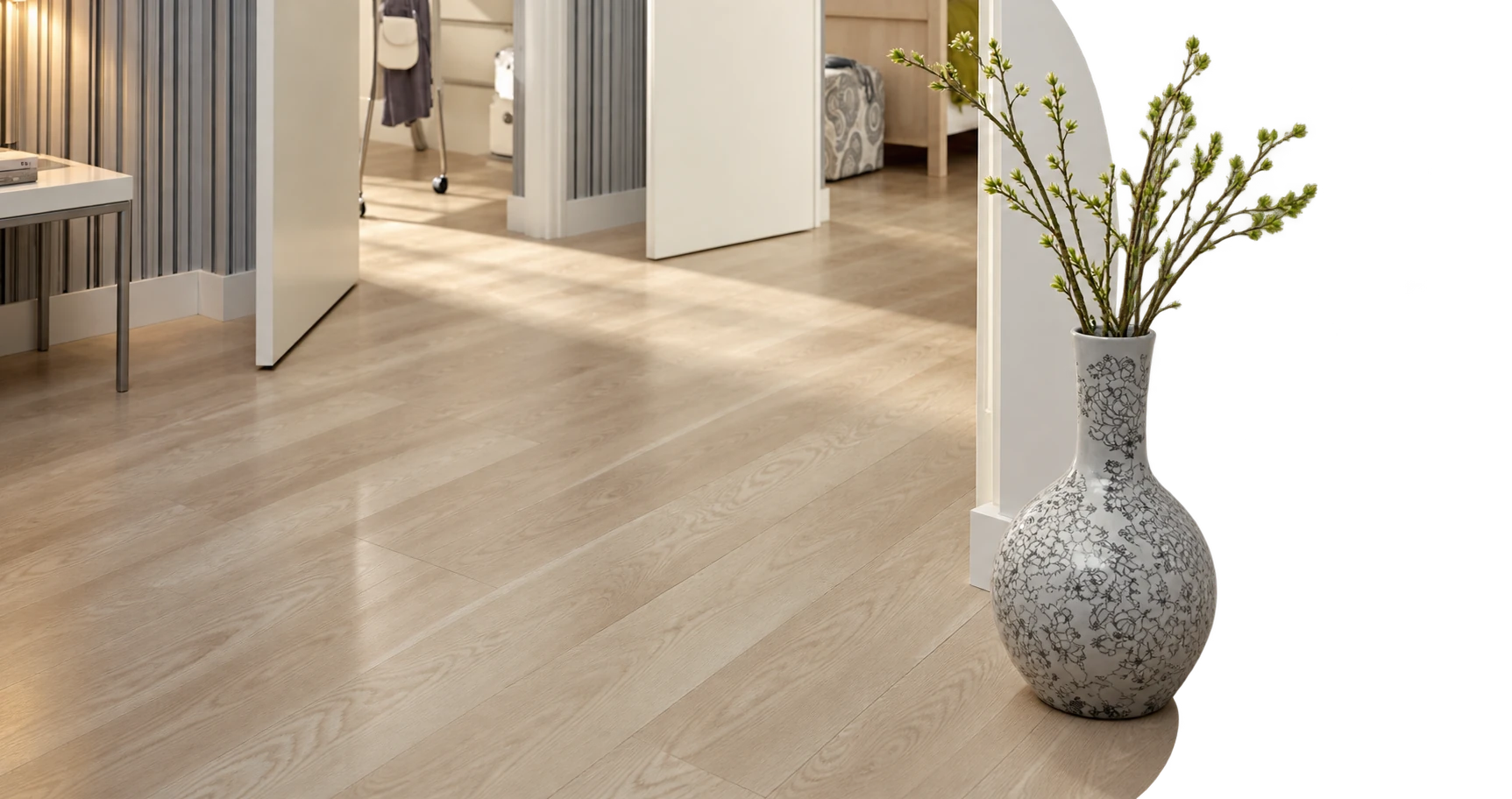 Warm interieur met een meubel dat buiten de fotorand doorloopt