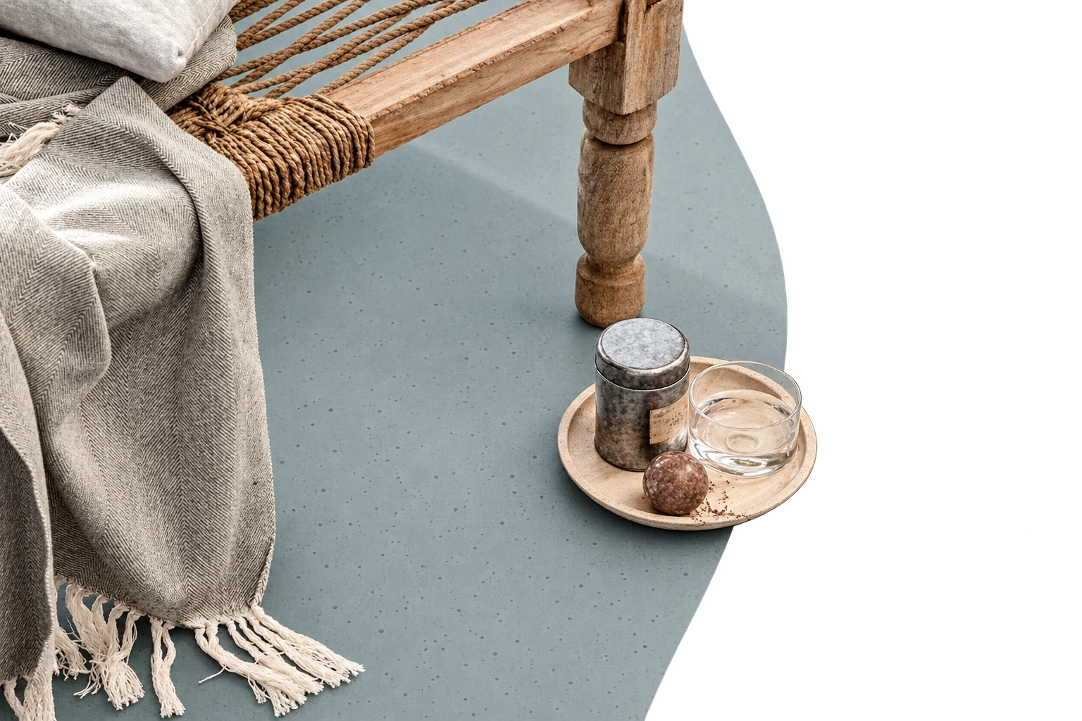 Warm interieur met een meubel dat buiten de fotorand doorloopt